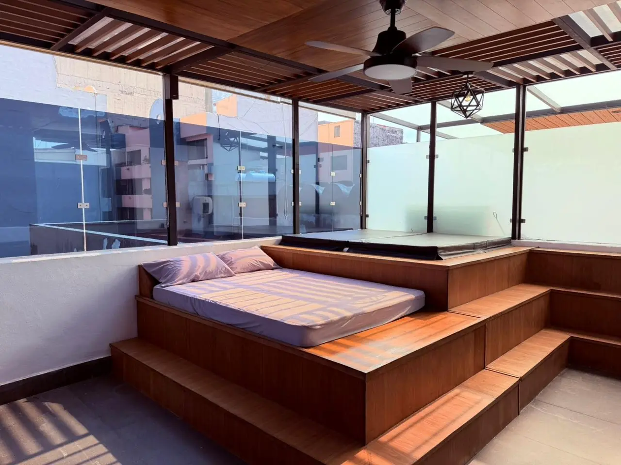 Jacuzzi elevado y zona lounge del roof garden privado