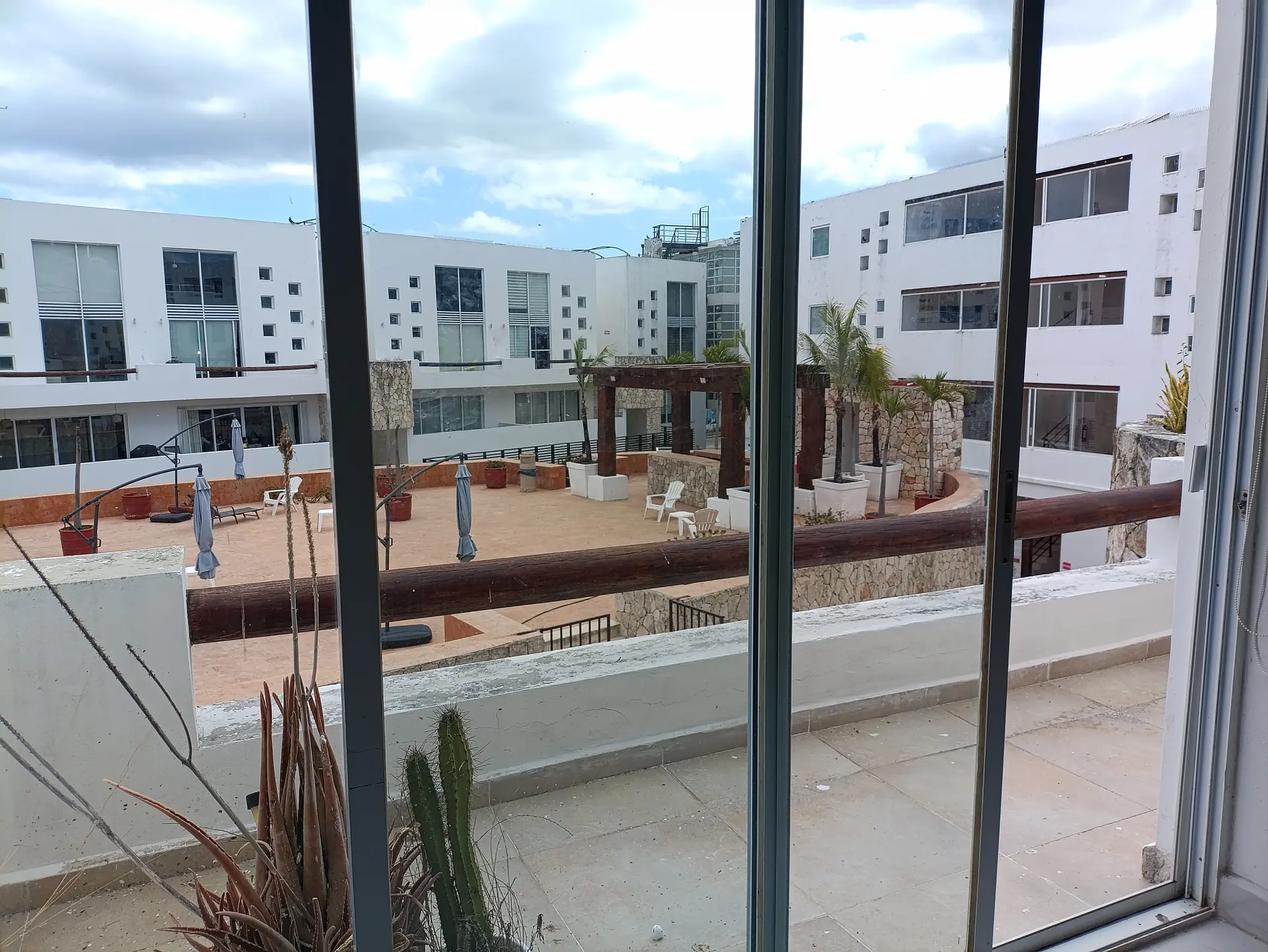 Área interior junto al ventanal y balcón privado