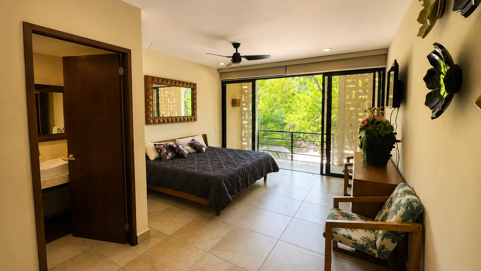 Recámara principal con baño privado y acceso al balcón